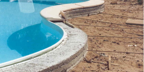 Pose de margelle de piscine en pierre